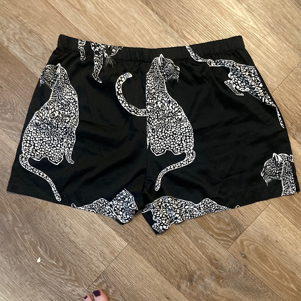 Victoria’s Secret Leopard Print Satin Sleep Shorts Women’s XL Rhinestone VS Logo - Picture 3 of 4